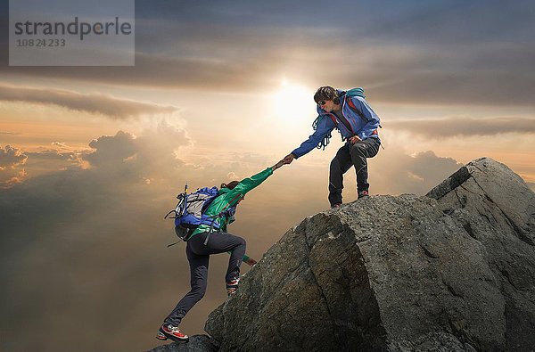 Kletterhilfe für Partner auf dem Berggipfel  Mont Blanc  Frankreich