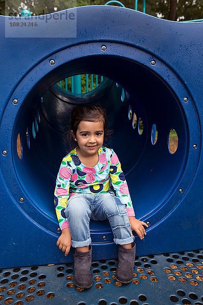 Portrait des schüchternen Mädchens im Spielplatztunnel