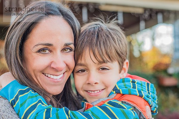 Mutter umarmender Sohn