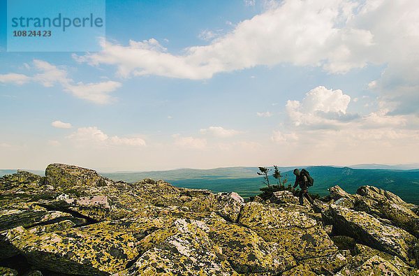 Wanderer auf Felsen in zerklüfteter Landschaft  Russland