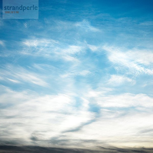 Wolkenlandschaft mit blauem Himmel und Zirruswolken