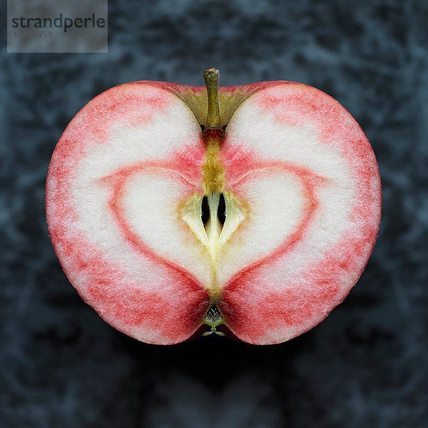 Overhead-Ansicht der nahezu symmetrischen Apfelhälfte mit rotem Herzfleck