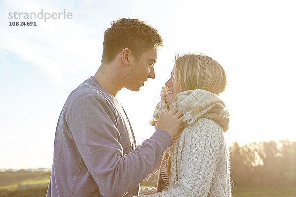 Romantisches junges Paar bei einem Date am Strand