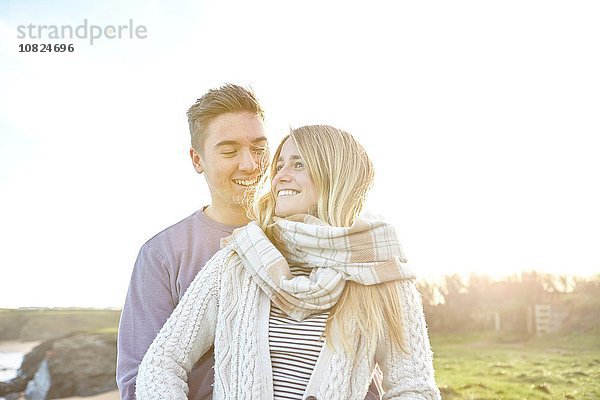 Glückliches junges Paar bei einem Date am Strand