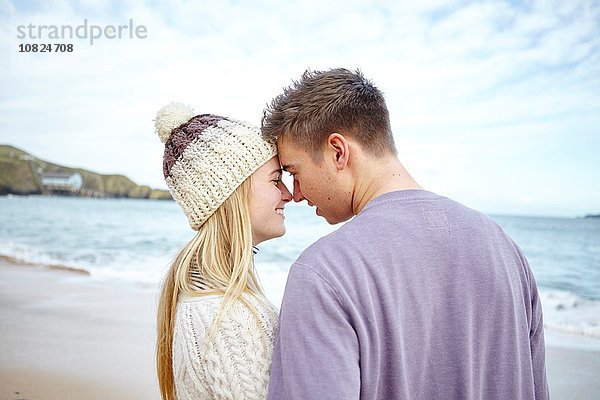 Romantisches junges Paar von Angesicht zu Angesicht am Strand  Constantine Bay  Cornwall  UK