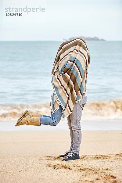 Romantisches junges Paar mit Decke am Strand  Constantine Bay  Cornwall  UK