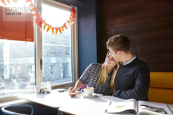 Romantisches junges Paar auf Date im Cafe Fensterplatz
