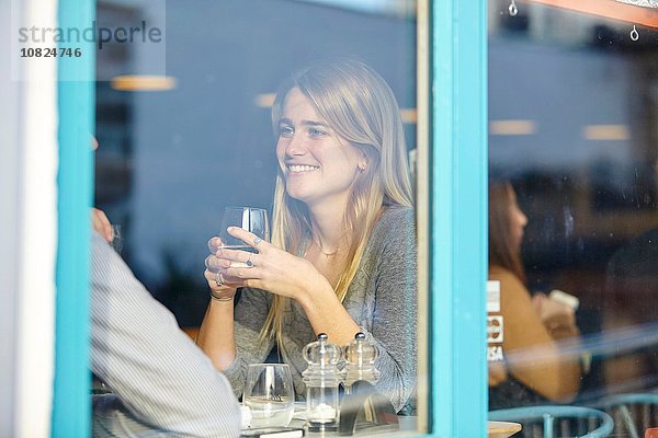 Romantisches junges Paar im Café beim Mittagessen