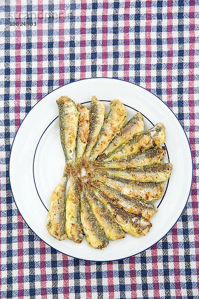 Overhead-Ansicht von gekochten Sardinen auf Teller  Alacati  Türkei