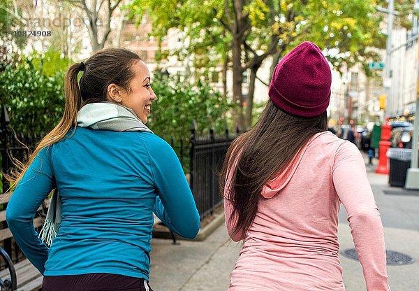 Zwillinge joggen im Park