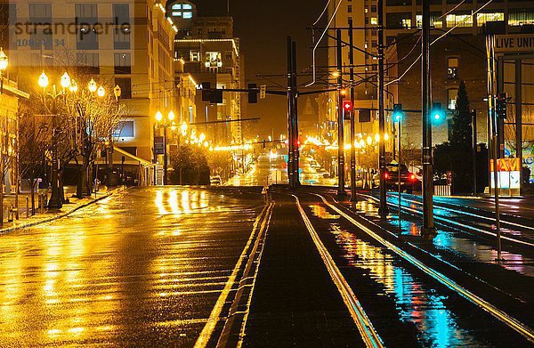 Stadtbild mit Straßen- und Straßenbahnlinie bei Nacht  Tacoma  Washington  USA