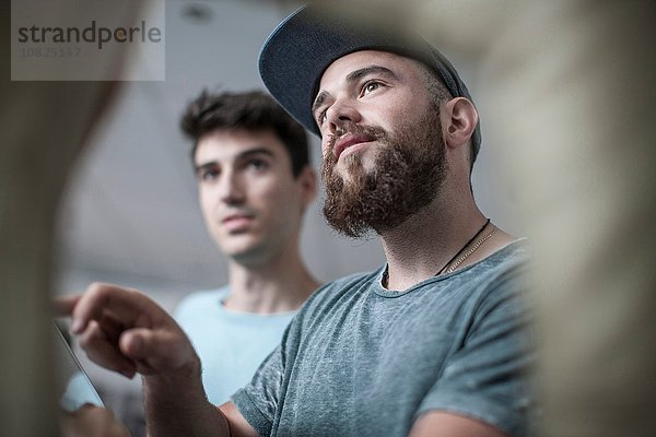 Zwei junge Männer beim Büroempfang