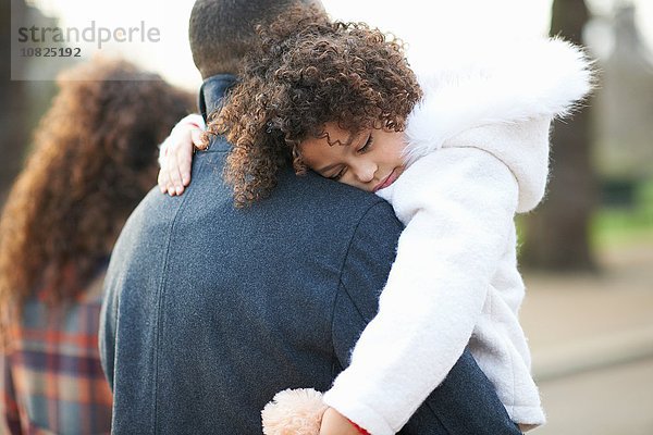 Rückansicht des Vaters mit schlafender Tochter