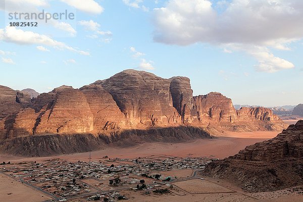 Erhöhte Ansicht des Dorfes durch Bergkette  Wadi Ram  Jordanien