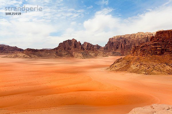 Erhöhter Blick auf Wüste und Gebirge  Wadi Ram  Jordanien