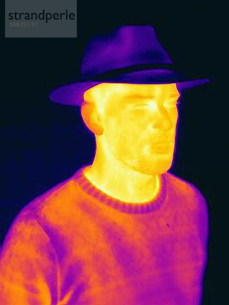 Wärmebild des Mannes mit Gesichtsmaske Panamahut