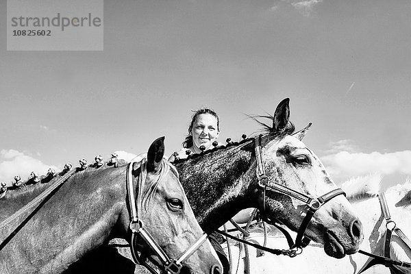 B & W Bild der Frau mit Pferden