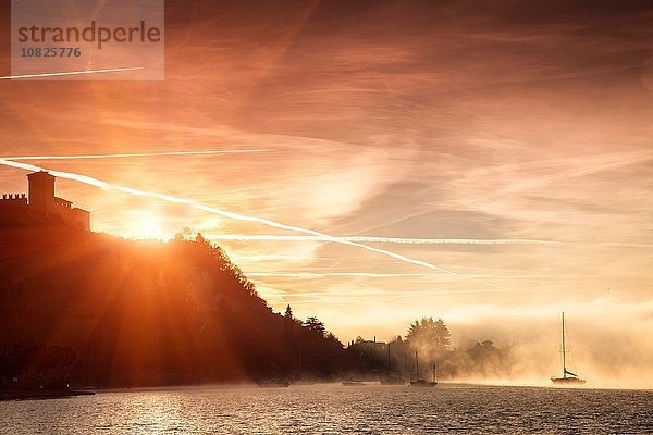 Helles Sonnenlicht hinter Klippen  Lago Maggiore  Piemont  Lombardei  Italien