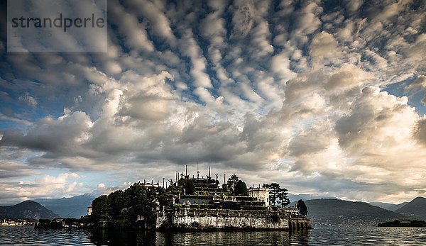 Wolken über dem Lago Maggiore  Piemont  Lombardei  Italien