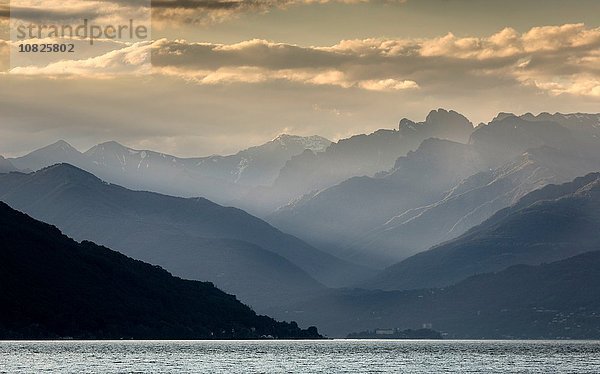 Berge im Nebel  Lago Maggiore  Piemont  Lombardei  Italien