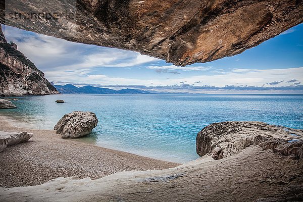 Erhöhter Blick auf Küste und Felsenstrand  Ogliastra  Sardinien  Italien