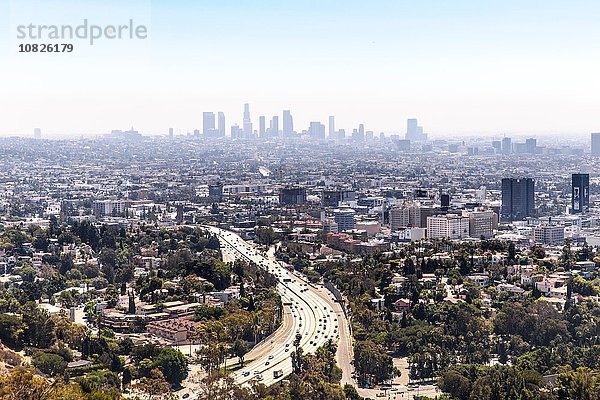Erhöhte Ansicht der Autobahn durch die Zersiedelung  Los Angeles  Kalifornien  USA