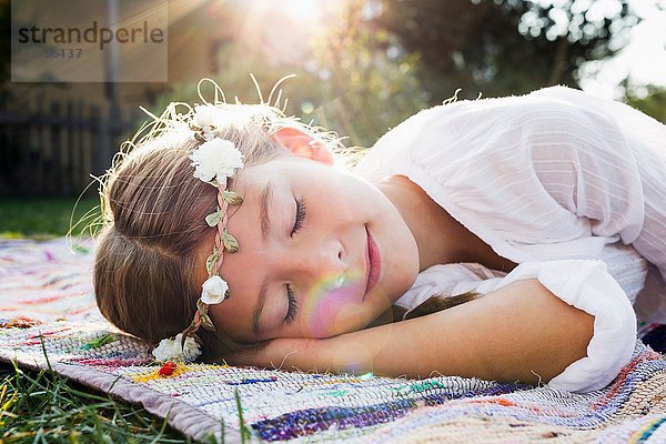 Mädchen mit Blumen rundem Kopf schlafend