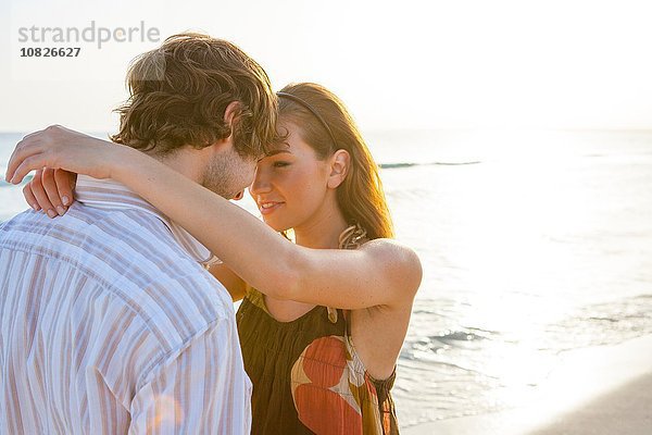 Romantisches junges Paar von Angesicht zu Angesicht am sonnigen Strand  Mallorca  Spanien
