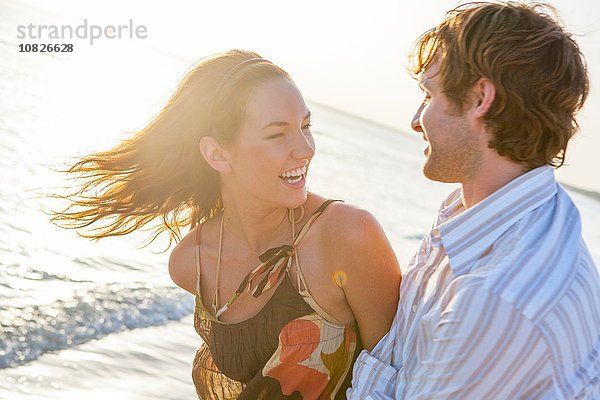 Glückliches junges Paar lacht am sonnigen Strand  Mallorca  Spanien