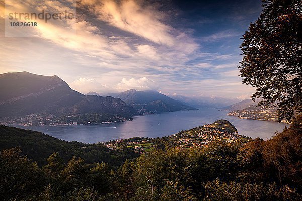 Erhöhte Aussicht auf See und Berge  Bellagio  Lombardei  Italien