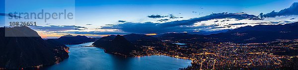 Panoramablick auf den Luganer See bei Dämmerung  Schweiz