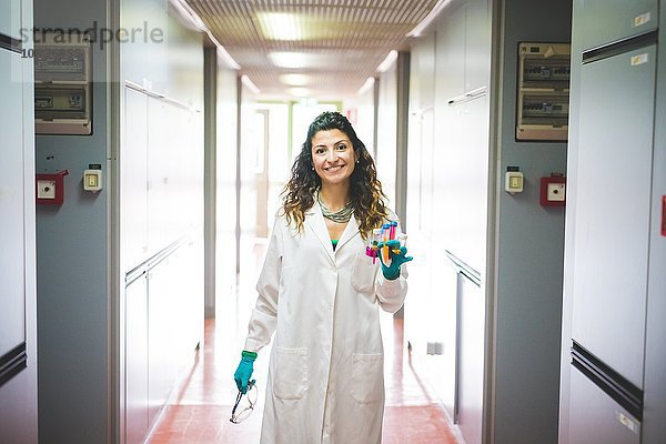Wissenschaftlerin zu Fuß im Labor für Materialwissenschaft und Nanotechnologie