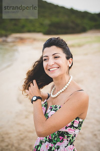 Frau am Strand  Hände im Haar