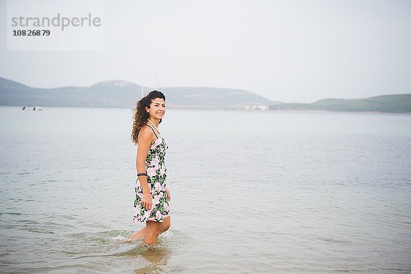 Frau im Meer stehend  Alghero  Sassari  Sardinien  Italien
