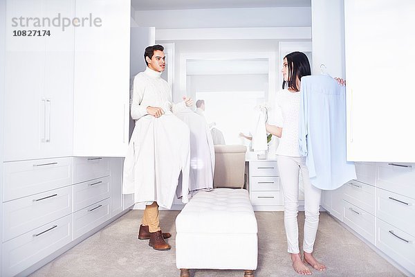 Junges Paar trifft Entscheidungen  während es sich im Schlafzimmer fertig macht