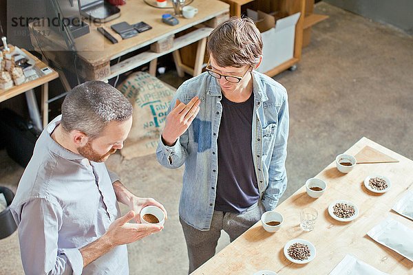 Kaffeehausbesitzer und Kunde diskutieren über Kaffee