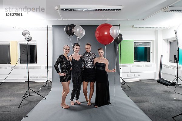 Junge Frauen posieren mit Luftballons im Studio