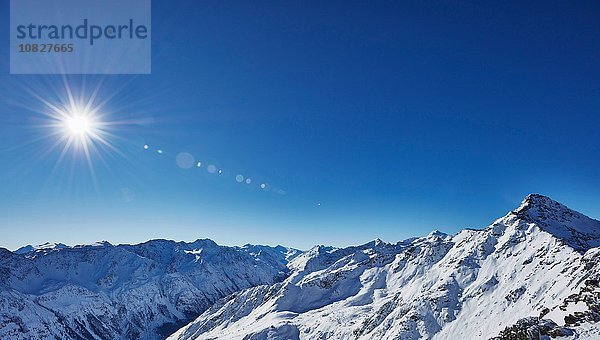 Erhöhte Sicht auf Sonnenlicht und blauen Himmel über schneebedeckten Bergen  Gaislachkogel  Sölden  Tirol  Österreich