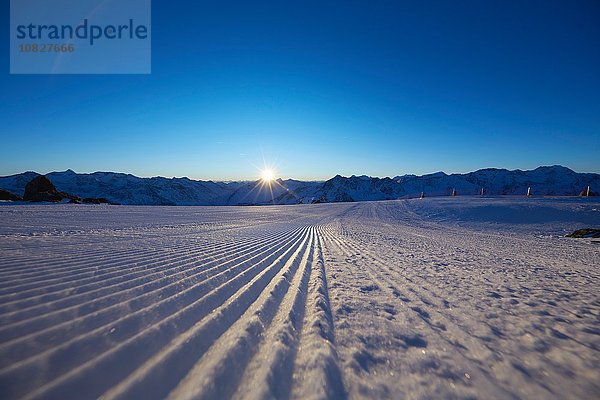 Schneebedecktes Feld und Sonnenuntergang über den Bergen  Gaislachkogel  Sölden  Tirol  Österreich
