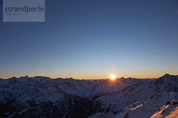 Sonnenuntergang über schneebedeckten Bergen  Gaislachkogel  Sölden  Tirol  Österreich