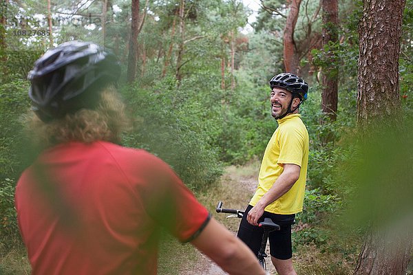 Mountainbike-Paar macht Pause auf dem Waldweg