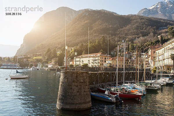 Boote im sonnenbeschienenen Hafen  Comer See  Italien