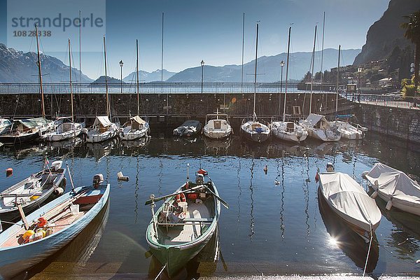 Erhöhter Blick auf Hafen und festgemachte Boote  Comer See  Italien