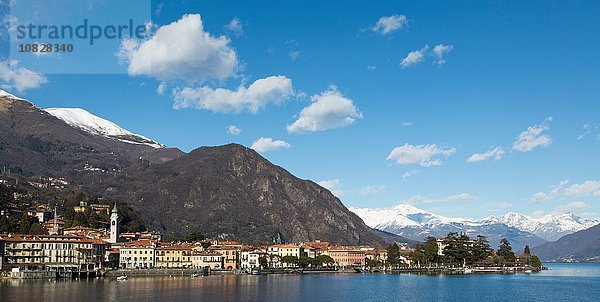 Traditionelle Seestadt und schneebedeckte Berge  Comer See  Italien