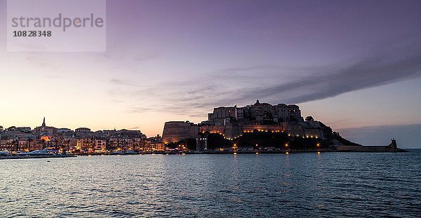 Silhouettenansicht von Meer und Calvi in der Abenddämmerung  Korsika  Frankreich