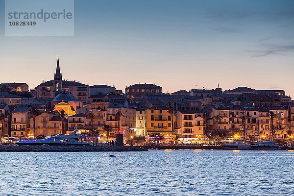 Blick auf das Meer und die Lichter der Stadt Calvi bei Dämmerung  Korsika  Frankreich