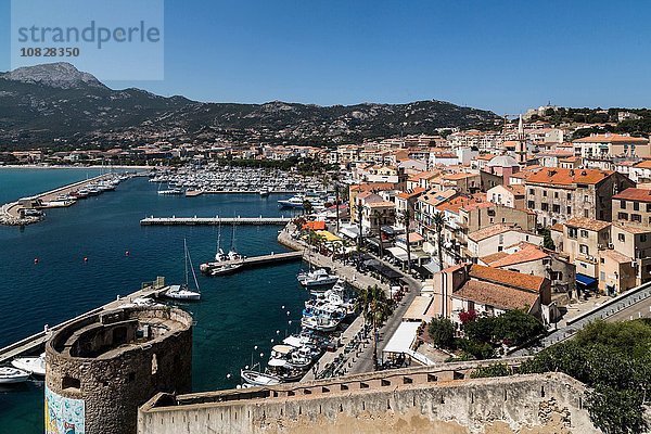 Erhöhte Ansicht der Stadtmauer und der Uferpromenade  Calvi  Korsika  Frankreich
