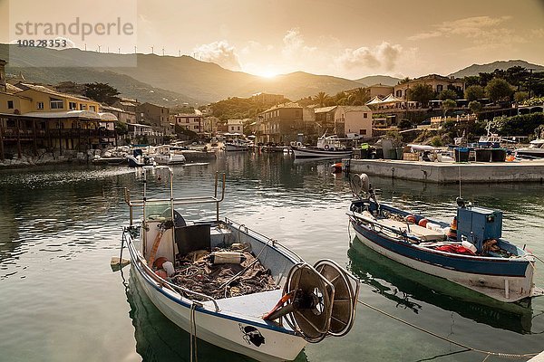 Fischerboote im traditionellen Hafen  Centuri  Korsika  Frankreich