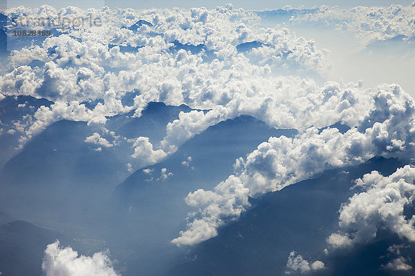 Wolken über entlegenen Berggipfeln