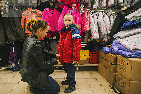 Kaukasische Mutter und Sohn beim Einkaufen im Geschäft